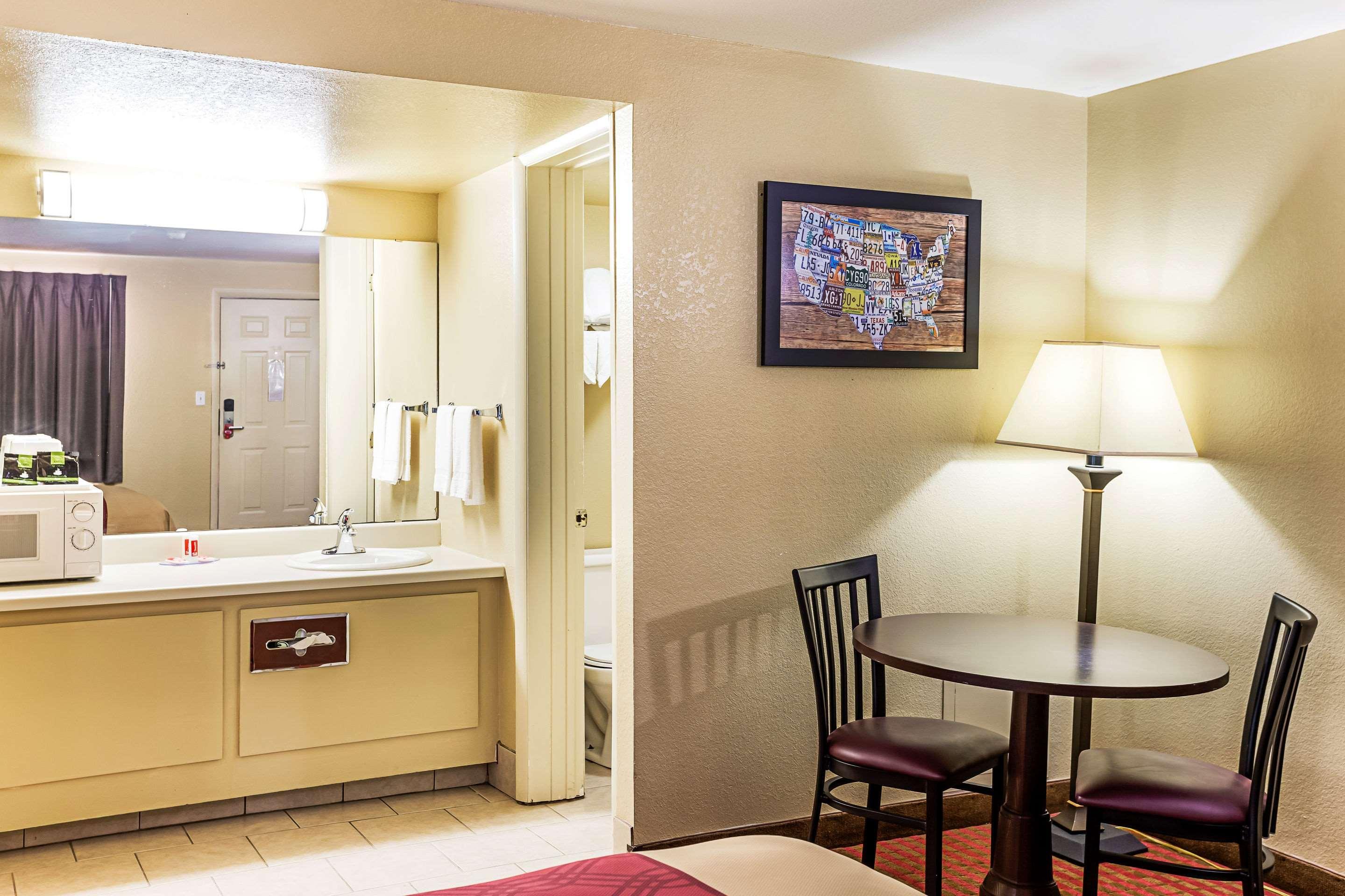 Econo Lodge Mcalester Buitenkant foto